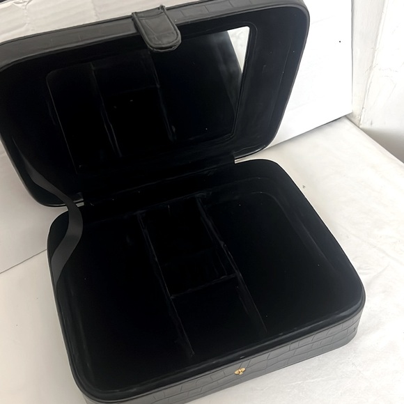 Snakeskin Top Handle TRAVEL JEWELRY CASE with Mirror and 5 Dividers. Black - Picture 2 of 16